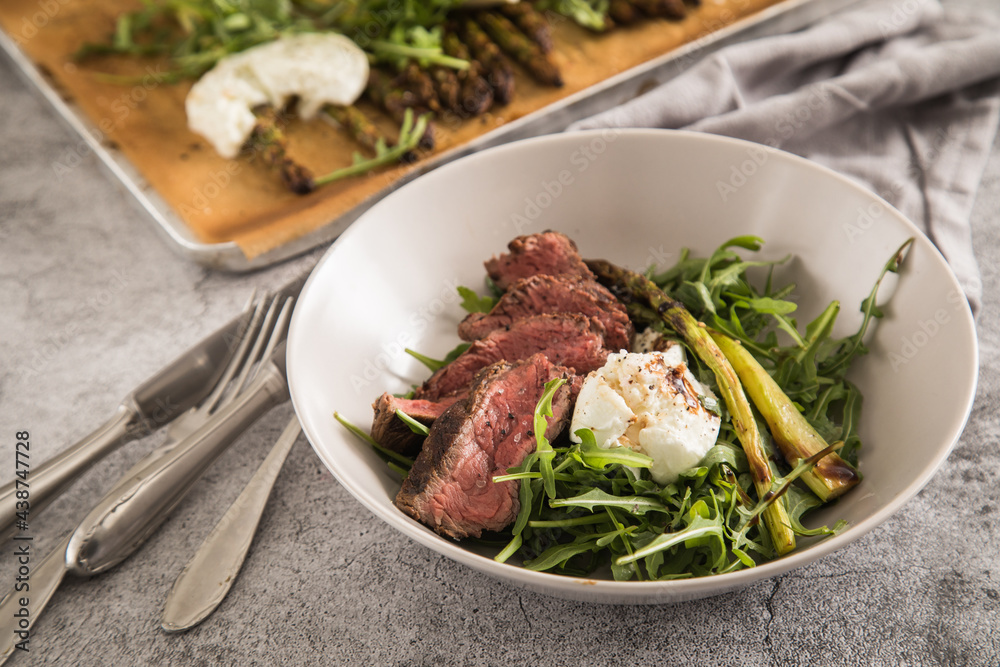 Gerösteter grüner Spargel mit medium rare Rinder Steak Streifen, Rucola ...