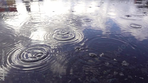 雨、水溜り、水たまり、雫、雨粒、波紋、水紋、水面、水滴、スロー、スローモーション、スーパースロー、空、ビジネス、ネットワーク、コネクション、繋がり、コンセプト、アイデア、スーパースローモーション、レインドロップ、背景、飛沫、反射、輝き、水、テクスチャー、しずく、天気、無人、暗い、ダーク、静寂、悲しみ、クール、自然、景色、風景、落ち着き、波紋、ハイフレームレート、コピースペース、余白
