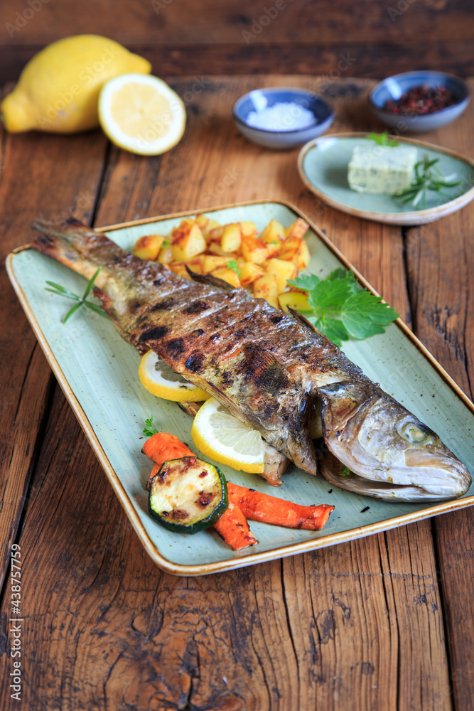 Gegrillter Wolfsbarsch mit Grillgemüse Gegrillter Wolfsbarsch mit Grillgemüse