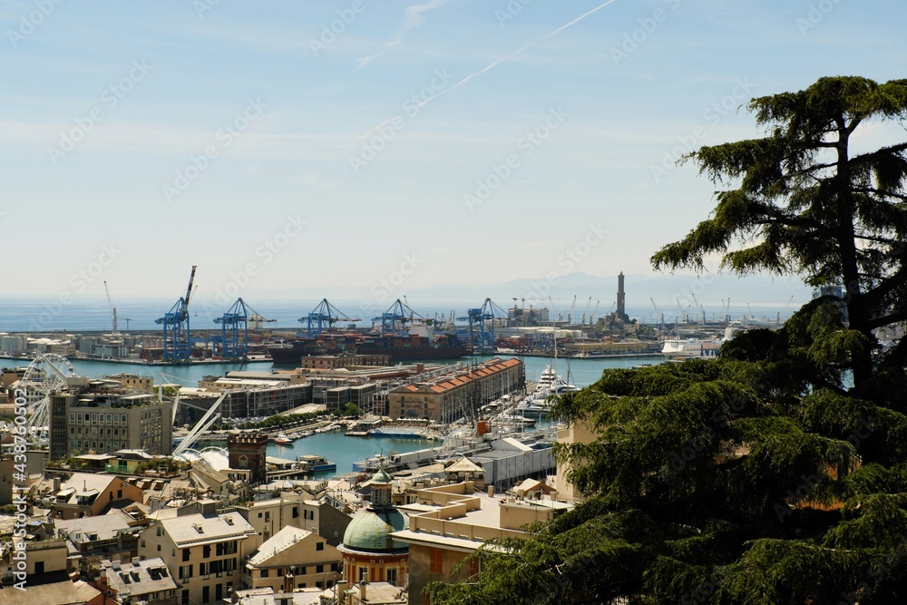 Vista sul Porto Antico di Genova dal Castelletto