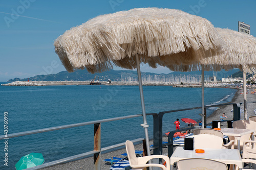Spiaggia con ombrellone di paglia in un tipico paese ligure e turistico come Lavagna