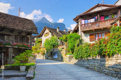 typische Häuser in Sonogno im Verzascatal, Tessin in der Schweiz - typical houses in Sonogno in the Verzasca Valley, Ticino in Switzerland photo