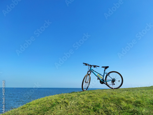 Fototapeta Naklejka Na Ścianę i Meble -  A blue bicycle on the beach