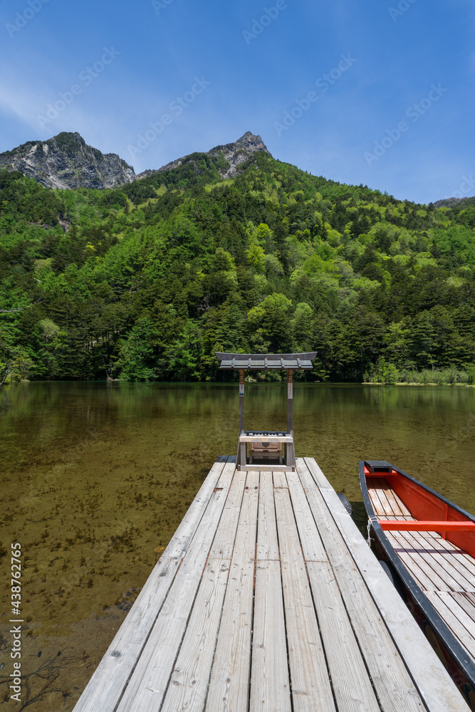 Naklejka premium 上高地明神池縦