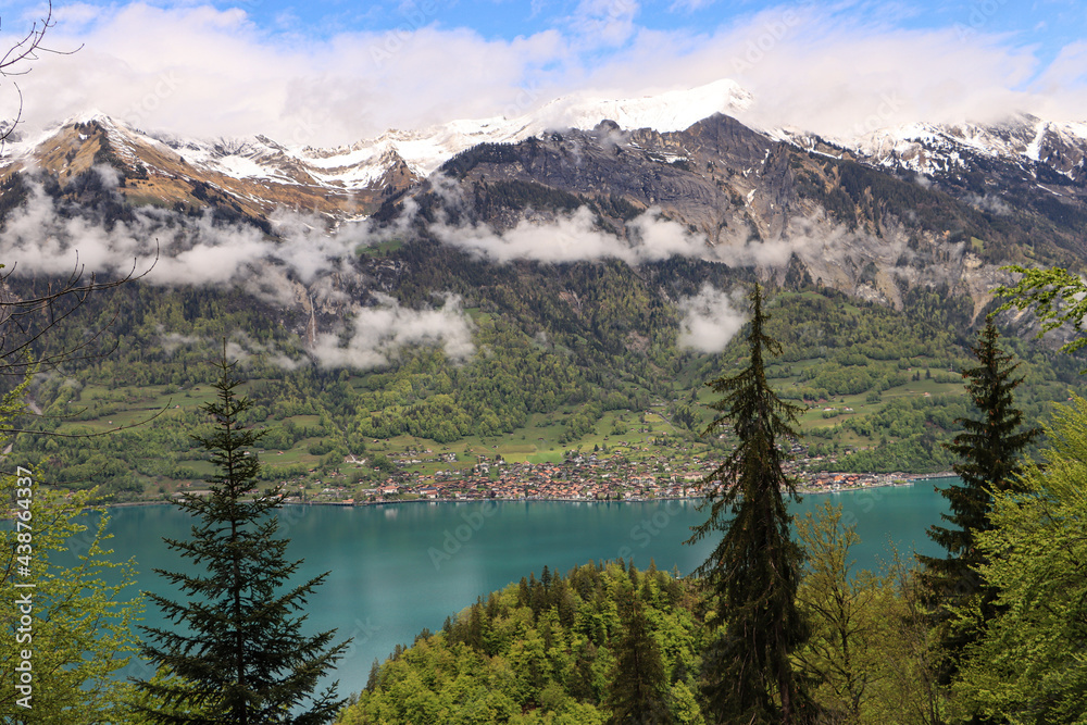 Zauberhafte Schweizer Bergwelt; Blick von Süden über den Brienzersee auf Brienz und Rothorn