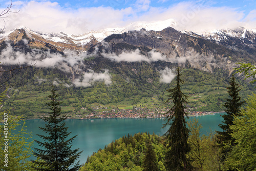 Fototapeta Naklejka Na Ścianę i Meble -  Zauberhafte Schweizer Bergwelt; Blick von Süden über den Brienzersee auf Brienz und Rothorn
