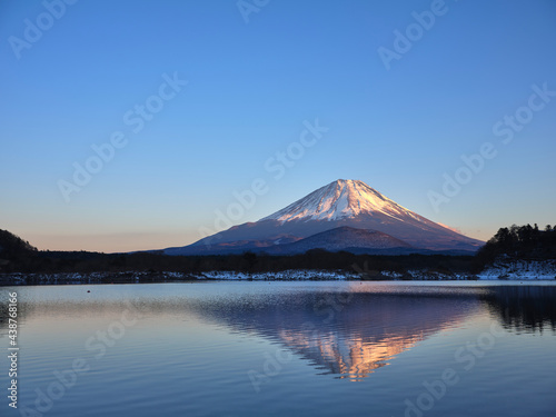 精進湖からの夕景の富士山