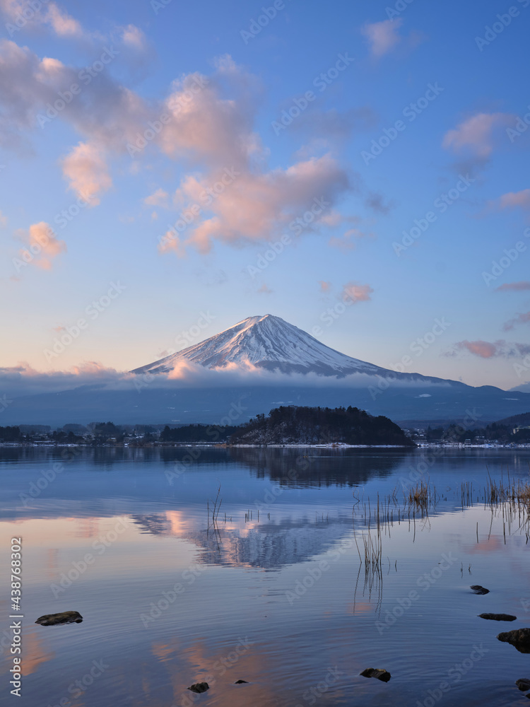 精進湖からの夕景の富士山