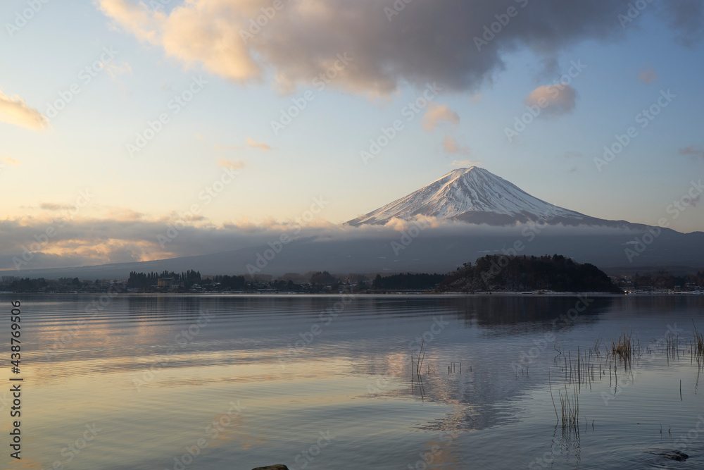 河口湖から早朝の富士山
