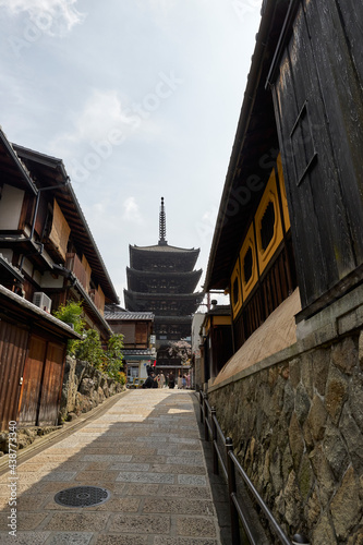 春の京都の八坂の塔