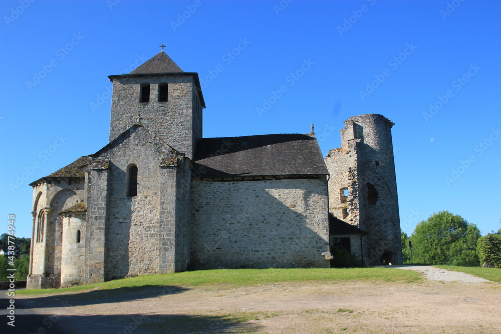 Eglise et restes du château de Cornil (Corrèze)
