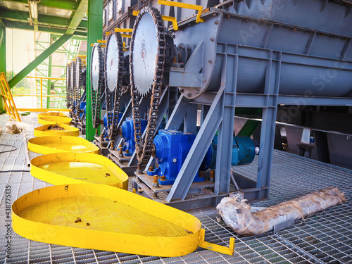 Photos Step grate systems in biomass power plant which including motor, chine, hydraulic and hopper for feed wood chipper fuel to boiler systems