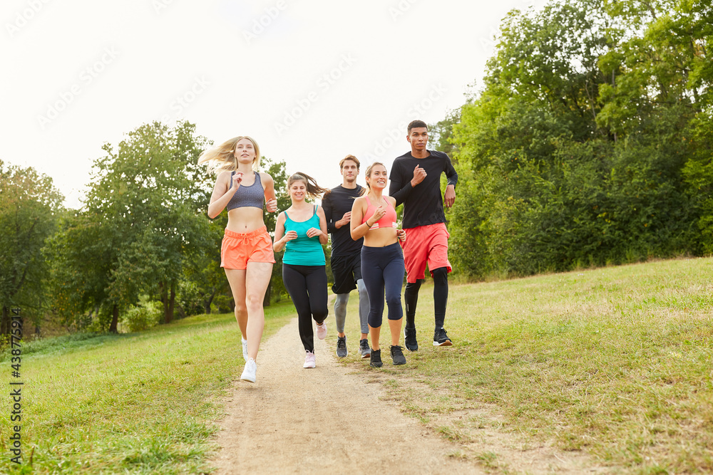 Gruppe Freunde beim Jogging in der Natur Gruppe Freunde beim Jogging in der Natur