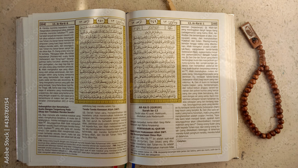 Obraz premium photos of the Quran and prayer beads, these photos are perfect for those of you who have blogs or content about Islam