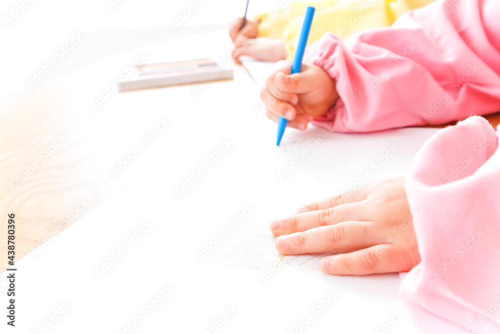 お絵かきをする子どもたちと保育士 お絵かきをする子どもたちと保育士