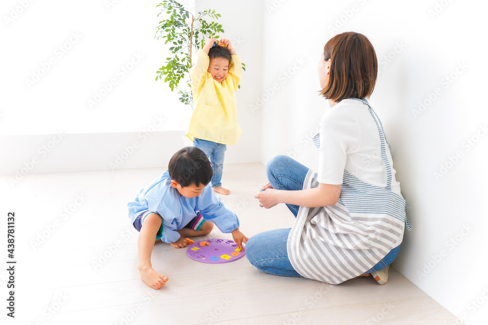 幼稚園でお遊戯をする子どもと先生