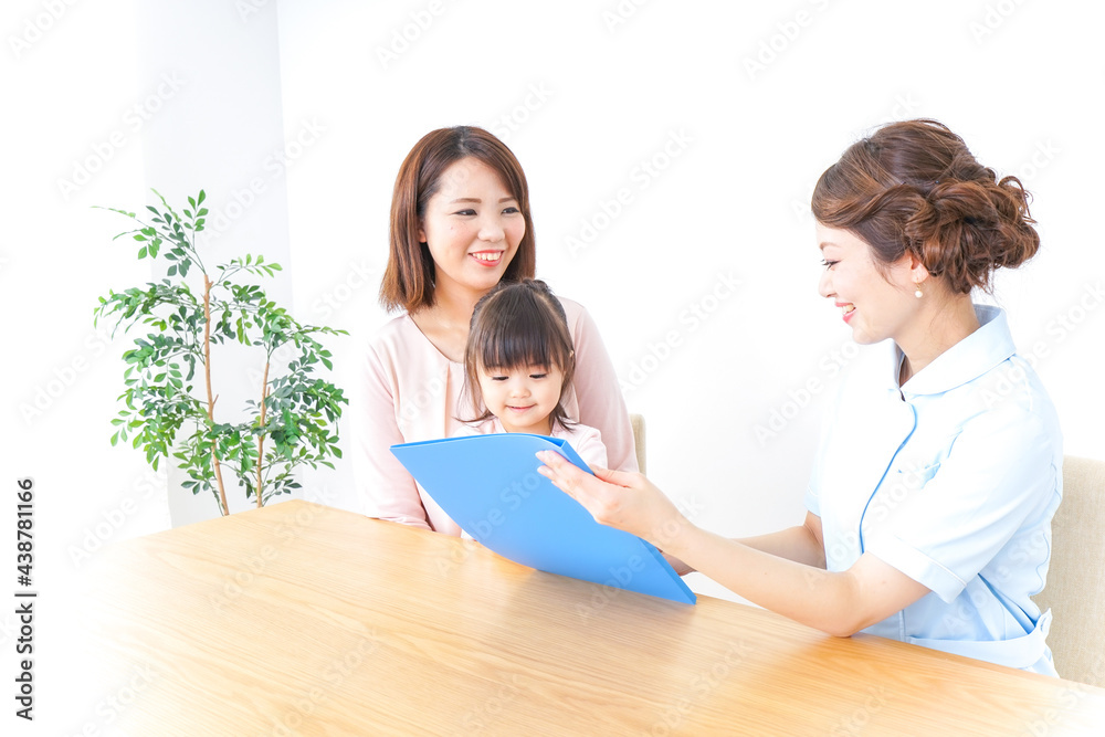 病院で診察を受ける子どもとお母さん 病院で診察を受ける子どもとお母さん