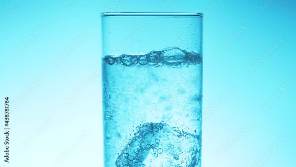 Frisches Mineralwasser in ein Glas giessen Frisches Mineralwasser in ein Glas giessen