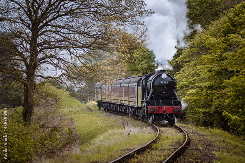 Foto The poppy line classic steam train passing through forest trees