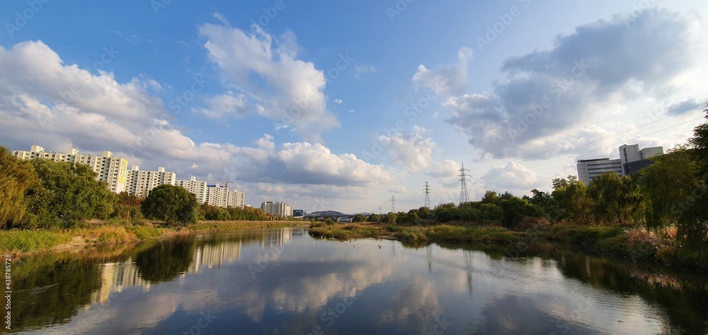 Han River view: blue sky, clouds, and migratory birds. Han River view: blue sky, clouds, and migratory birds.
