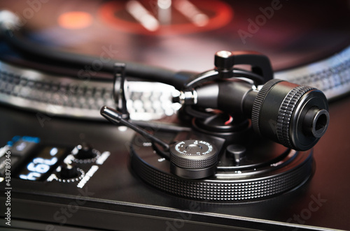 Turntables tone arm weigh for fine tuning hi fi sound system. Professional analog dj turn table player device in details.
