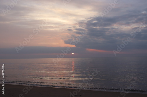 日の出を海岸より撮影