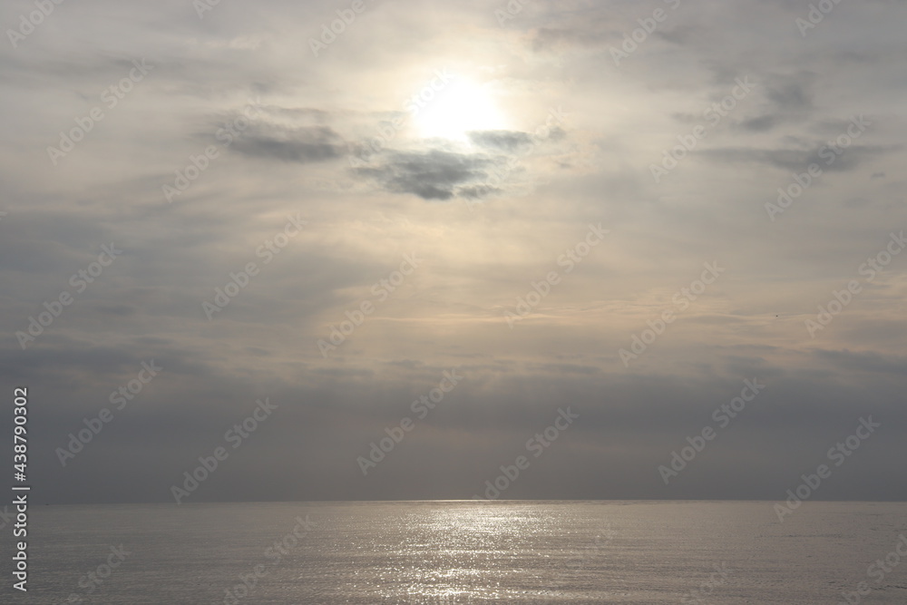 Obraz premium 日の出を海岸より撮影