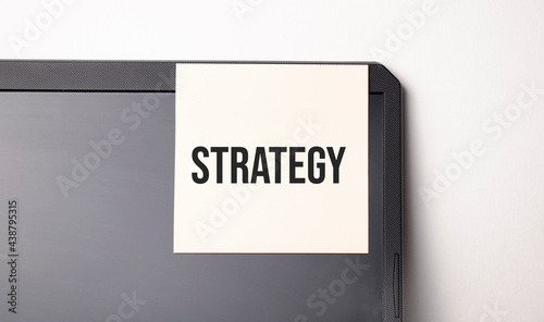 Sticky note on the computer. Text strategy
