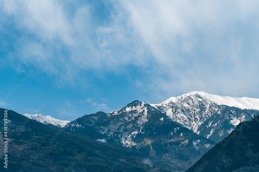 Obraz premium Clouds above the snow covered mountains in Manali, Himachal Pradesh, India