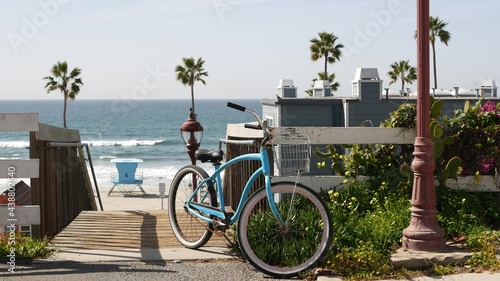 Fotografia Blue bicycle, cruiser bike by ocean beach, pacific coast, Oceanside California USA