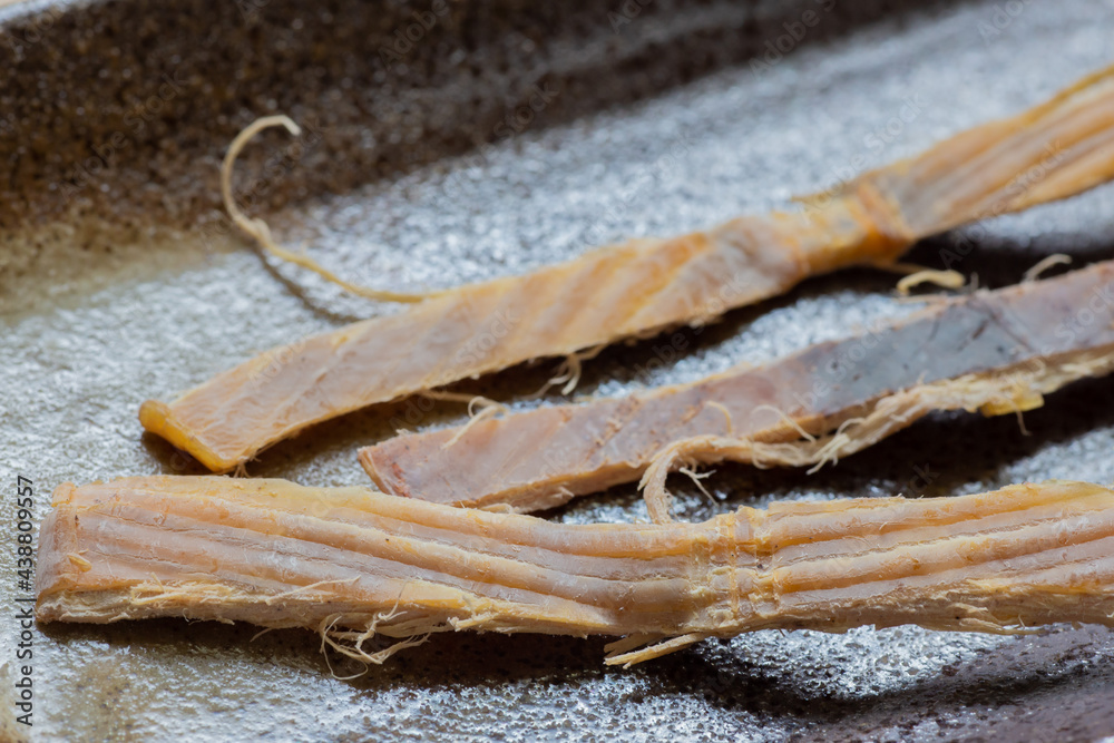 皿に乗せられたイカのスルメ