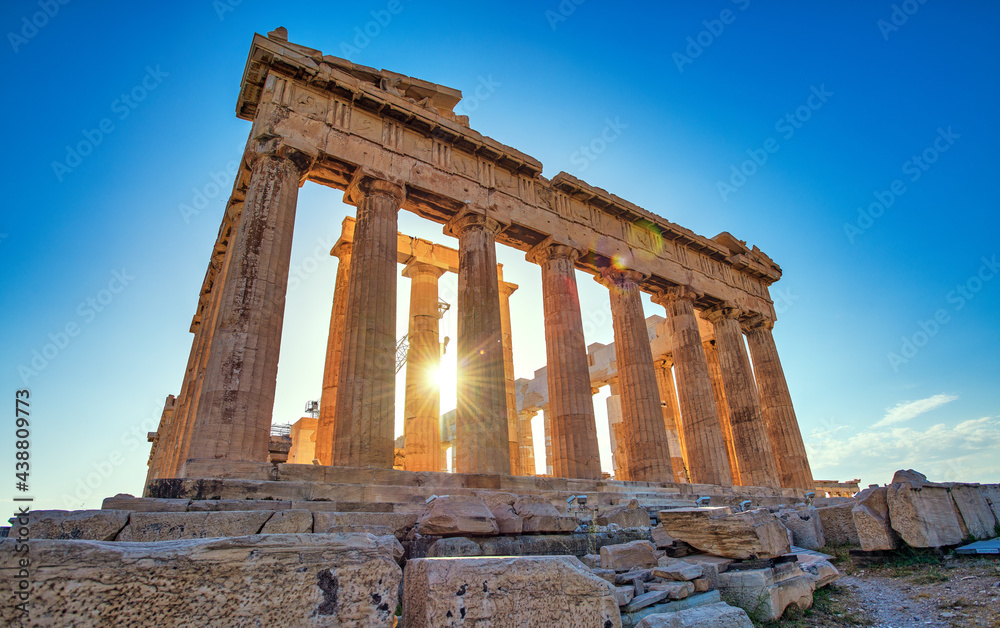 Obraz premium ATHENS,GREECE-JUNE 7,2021:Temple of the goddess Athena-Parthenon, the main temple in the Athenian Acropolis
