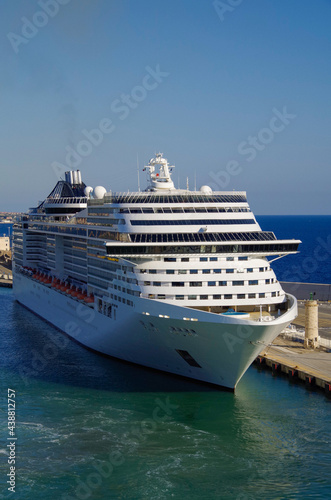 Konstfotografi MSC cruiseship Fantasia and other cruise ship liners in port of Civitavecchia, R