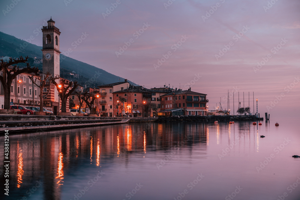 Zachód słońca w miasteczku nad jeziorem Garda Castelletto 