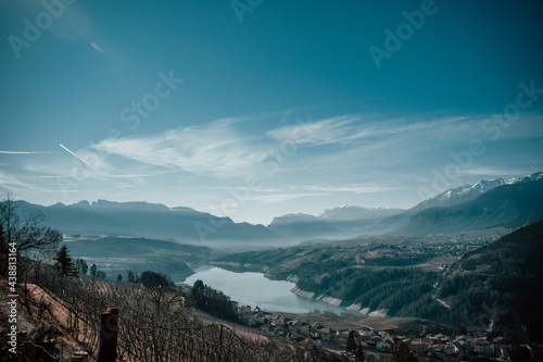Fototapeta Naklejka Na Ścianę i Meble -  Krajobraz z górami i jeziorem