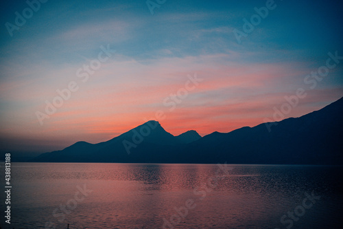 Zachód słońca nad górami i jeziorem