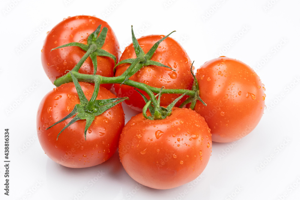 grappe de tomates isolé sur un fond blanc grappe de tomates isolé sur un fond blanc