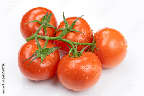 grappe de tomates isolé sur un fond blanc
