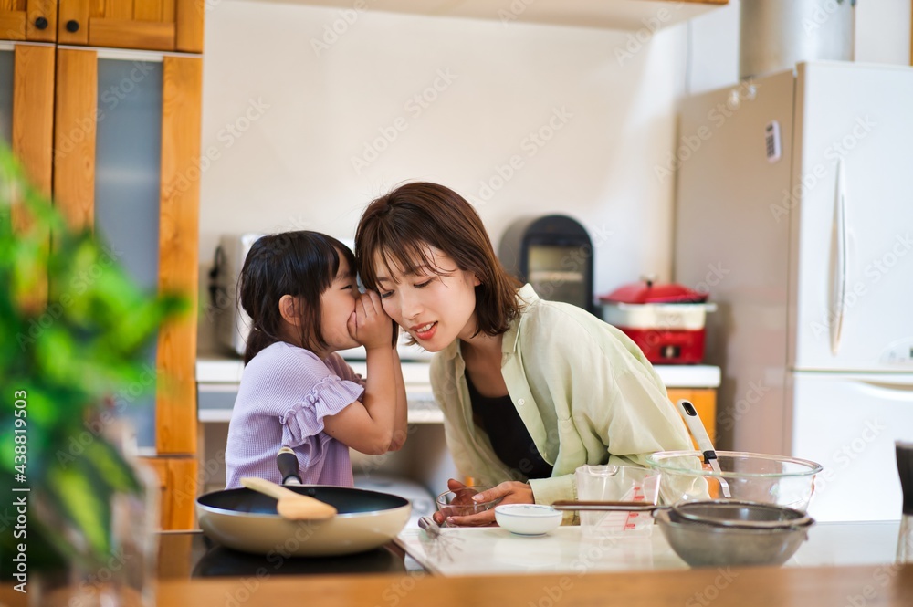 お母さんと一緒に料理をする女の子 お母さんと一緒に料理をする女の子