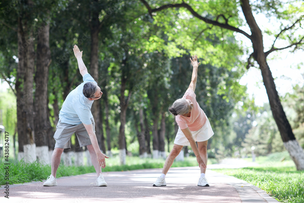 Obraz premium Happy Old couple sports in the park