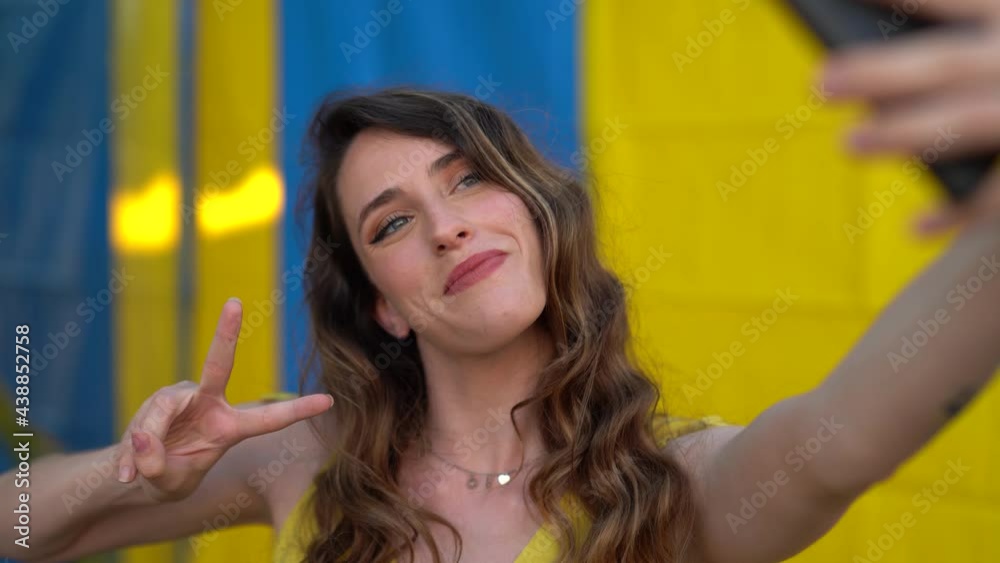 Chica Joven Con Pelo Largo Tomando Algodón De Azúcar Y Pasándolo Bien En Zona De Atracciones De Chica Joven Con Pelo Largo Tomando Algodón De Azúcar Y Pasándolo Bien En Zona De Atracciones De
