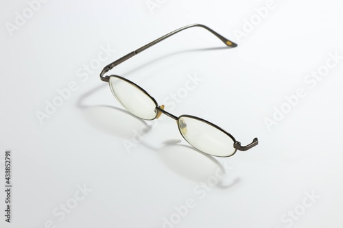 glasses on a white, the​ reg of​ the​ eye​ glass​ed​ frame​ is​ missing.
