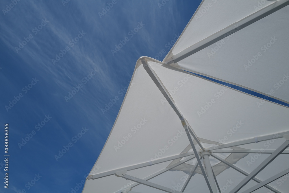 parasols blancs
