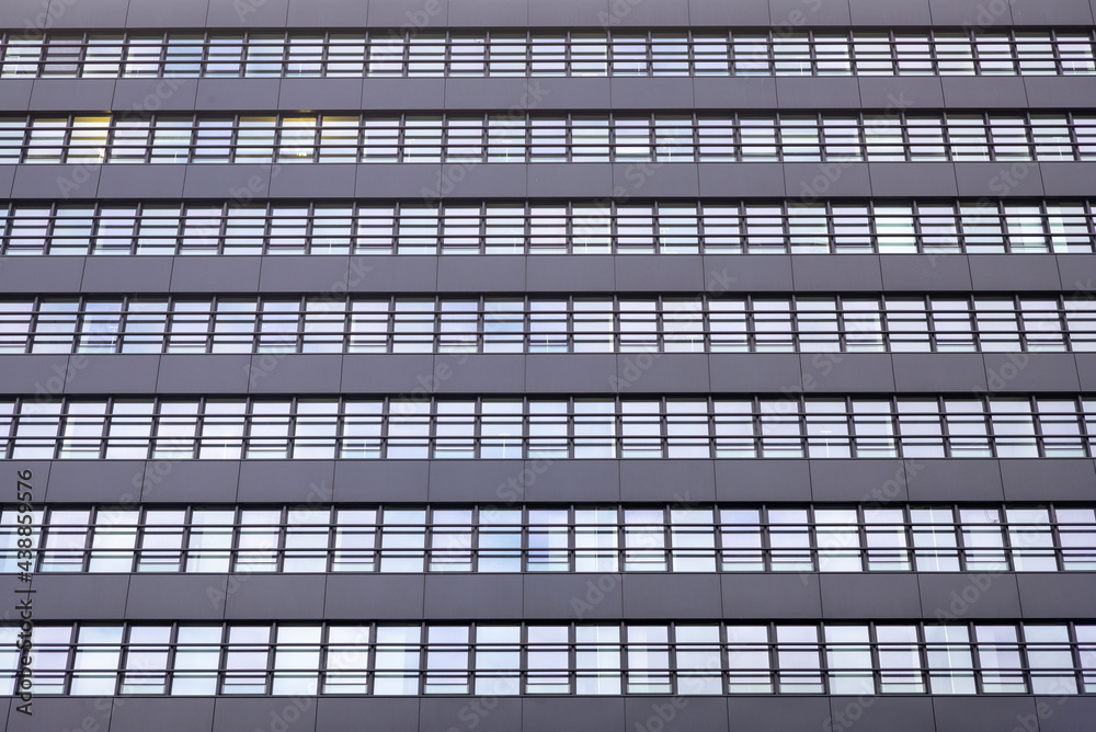 Abstrakte Fassade eines modernen Bürogebäudes in Hamburg, Deutschland