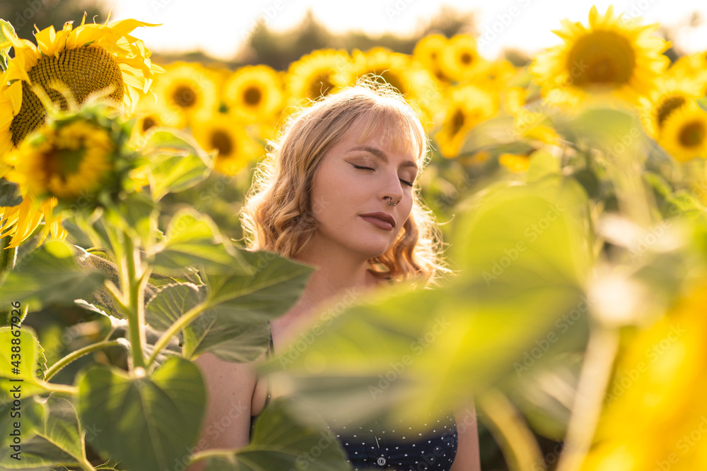 Chica joven guapa sonriendo y posando en un campo de girasoles Chica joven guapa sonriendo y posando en un campo de girasoles