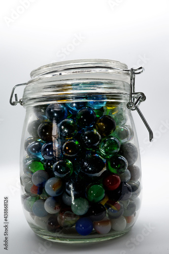 Bote de cristal con canicas bolas de cristal de colores photo