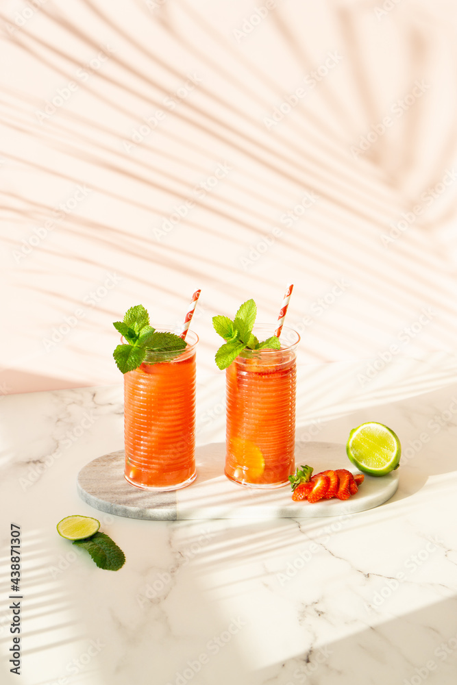 Fototapeta premium Strawberry mojito. Summer cocktails made from strawberries, lime and mint. 