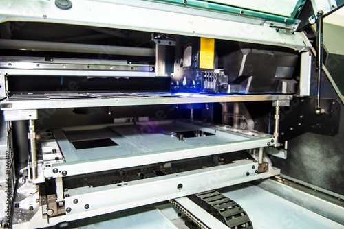The mechanism of the internal metal souvenir printing printer in operation