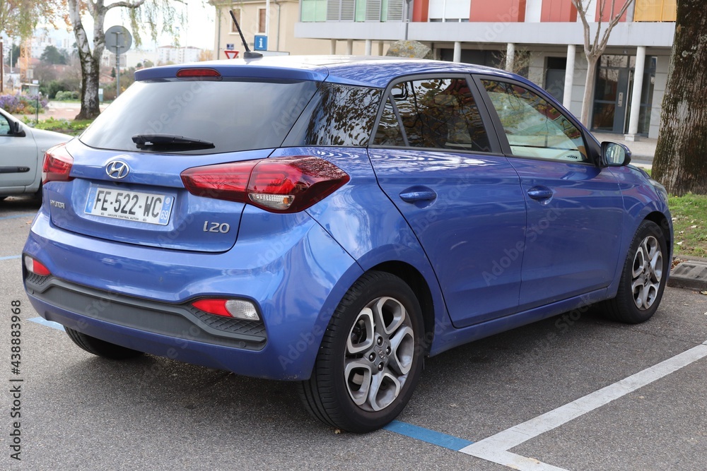 Hyundai i20, voiture coreenne berline 4 portes bleue, ville de Corbas,  France Stock Photo | Adobe Stock
