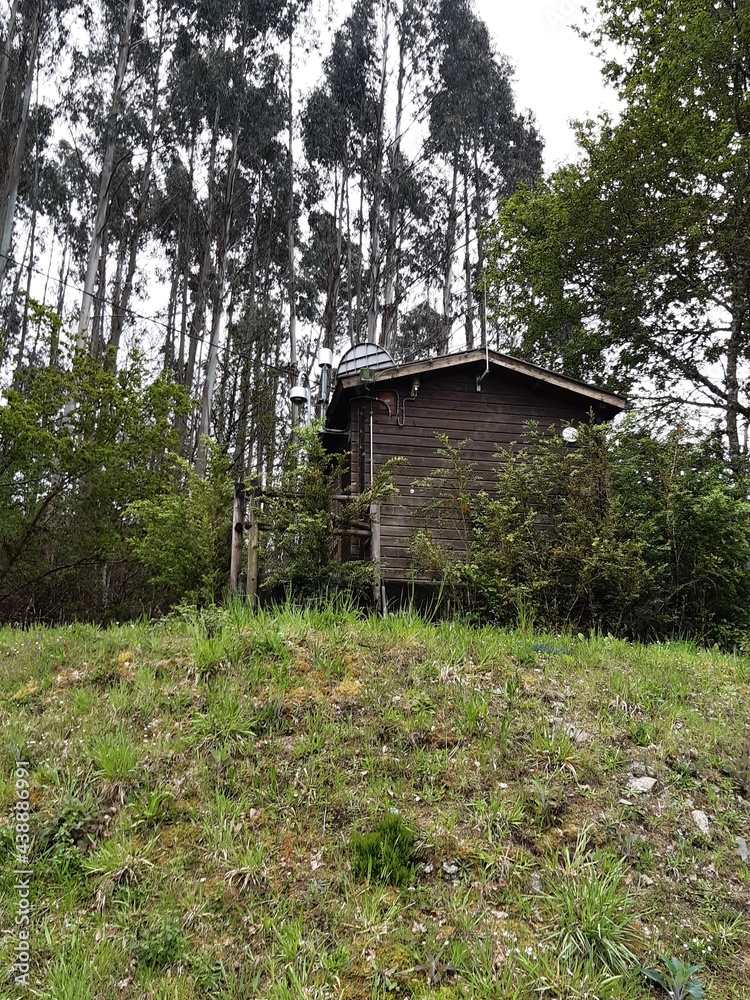 Caseta de telecomunicaciones en el paraje de San Alberte en Guitiriz, Galicia